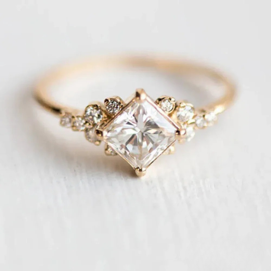 Bague élégante au chic royal