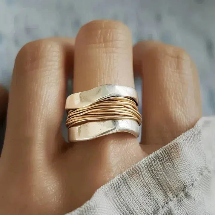 Bague en argent avec des fils d'or