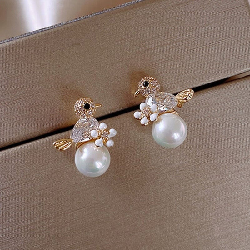 Boucles d'oreilles Birdie de luxe en oxyde de zirconium et incrustation de perles