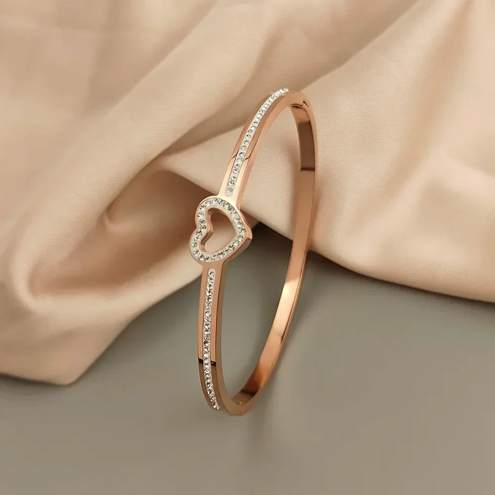 Bracelets joncs chics avec breloques en forme de cœur
