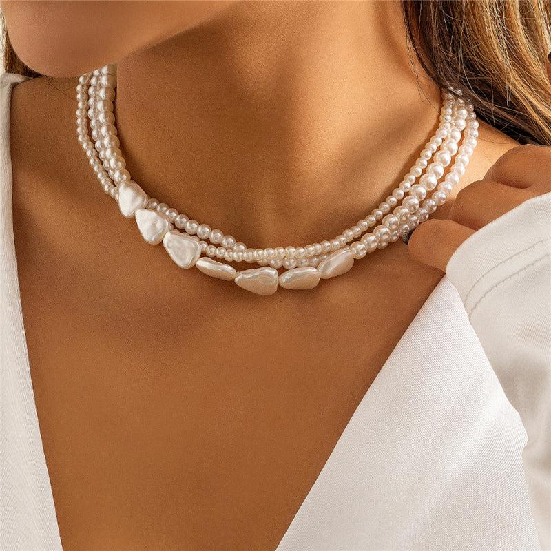 Collier en pierres blanches et perles, en or