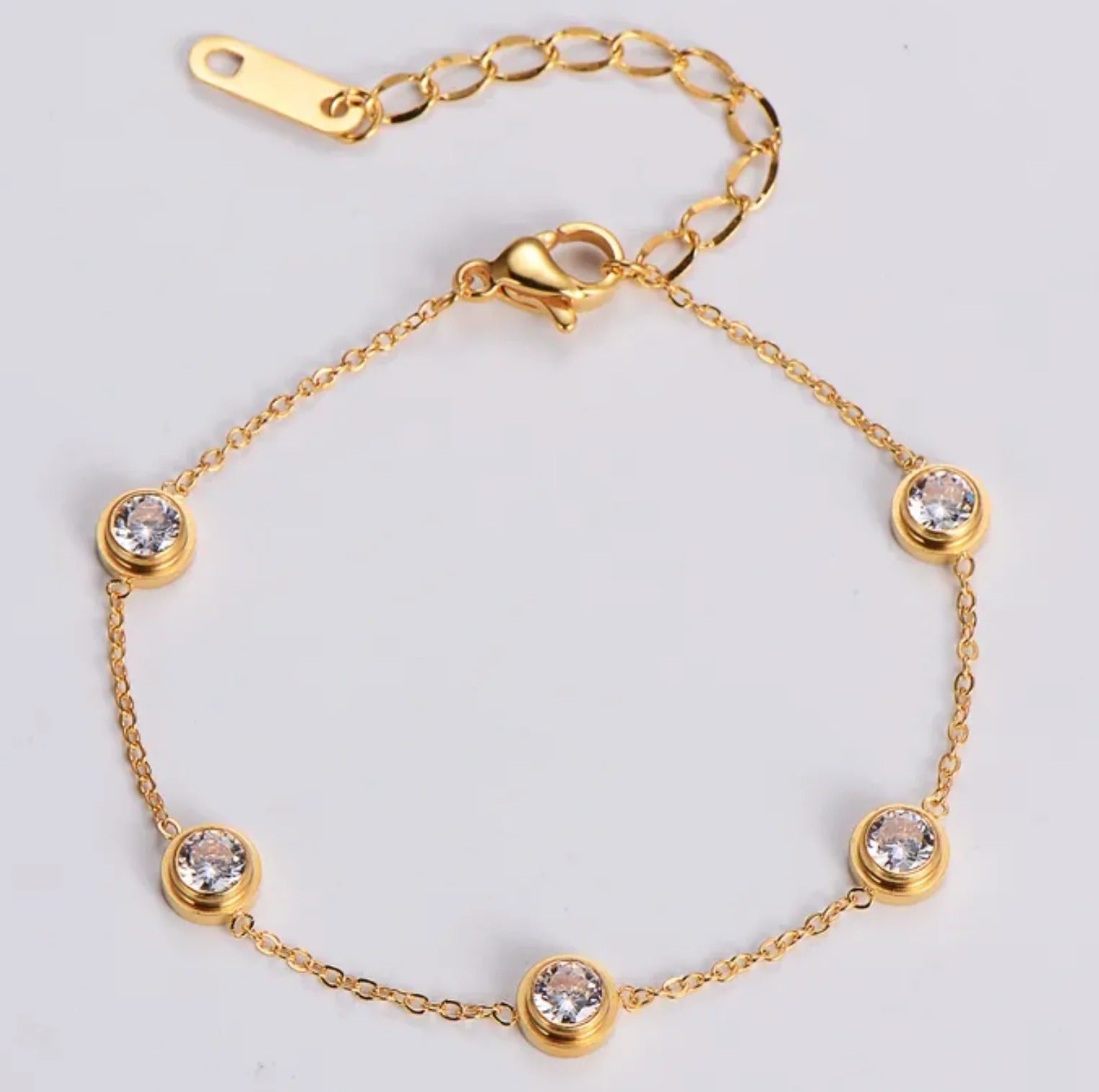 Élégant bracelet avec zircons dorés
