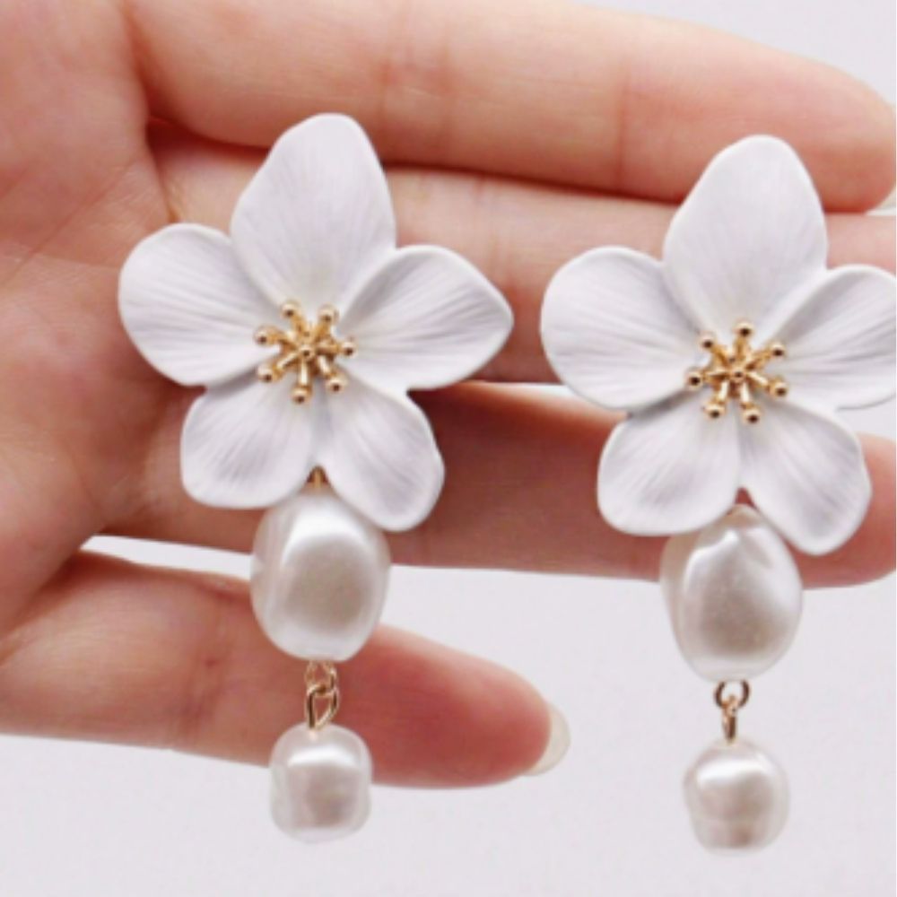 Boucles d'oreilles perle pétale blanche