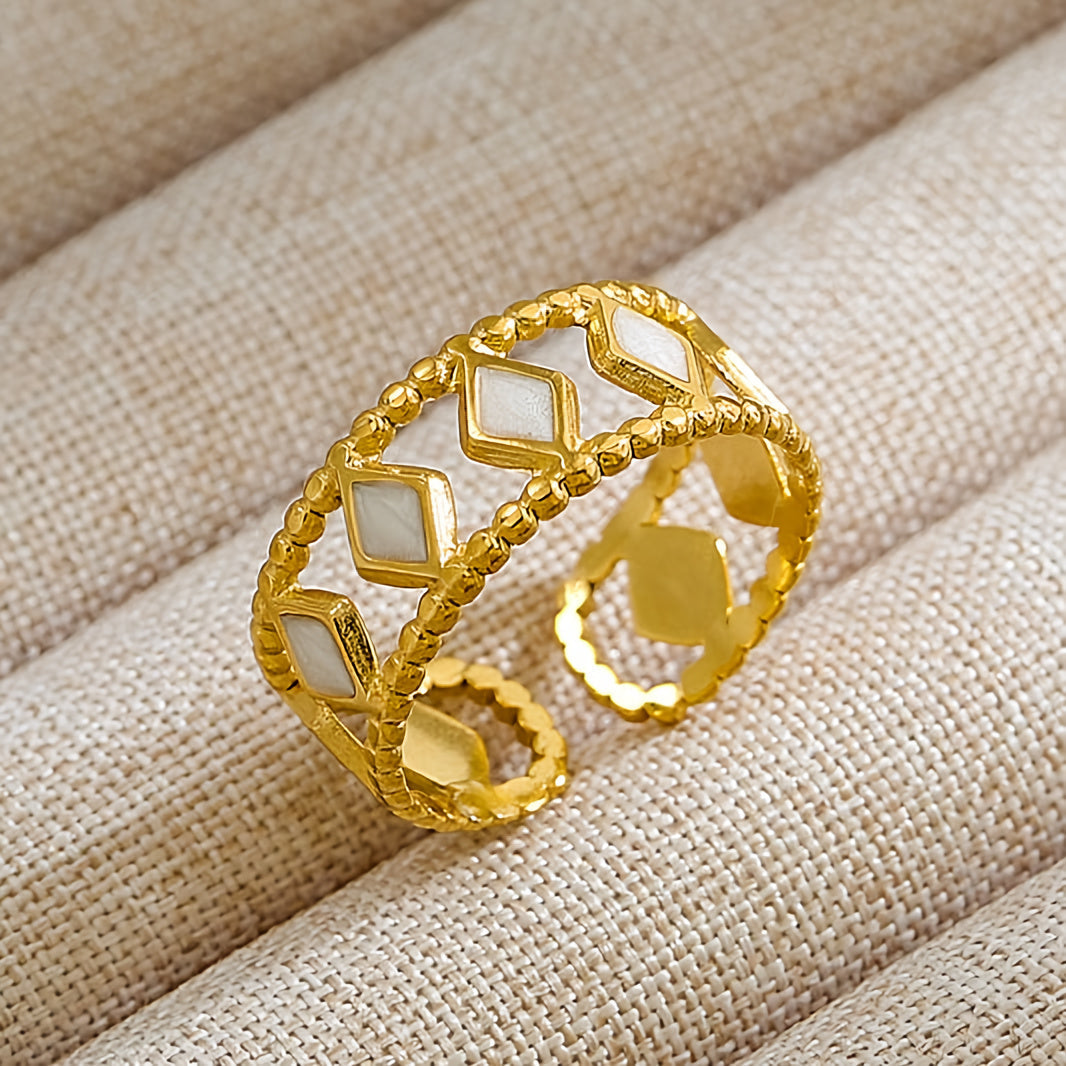 Bague vintage creuse dorée avec cristaux