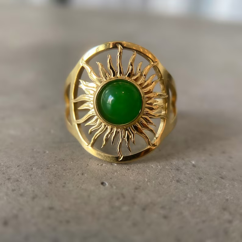 Bague dorée vintage avec pierre verte