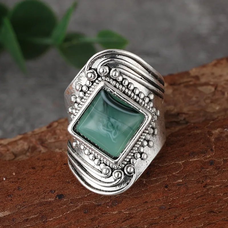 Bague vintage en pierre verte
