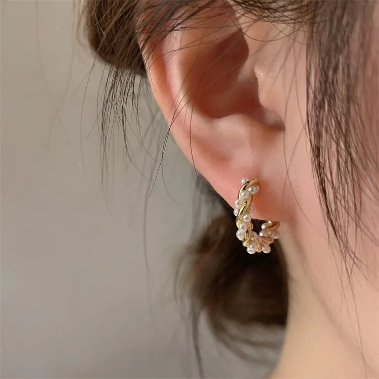 Boucles d'oreilles élégantes en perles rondes incrustées