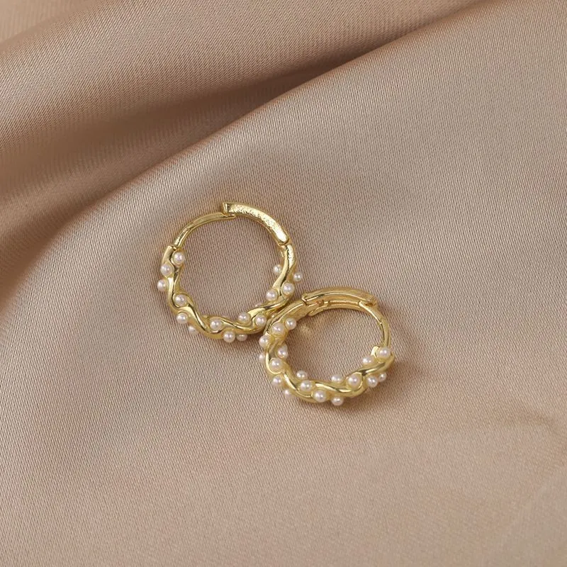 Boucles d'oreilles élégantes en perles rondes incrustées