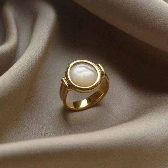 Bague élégante en perle incrustée d'or