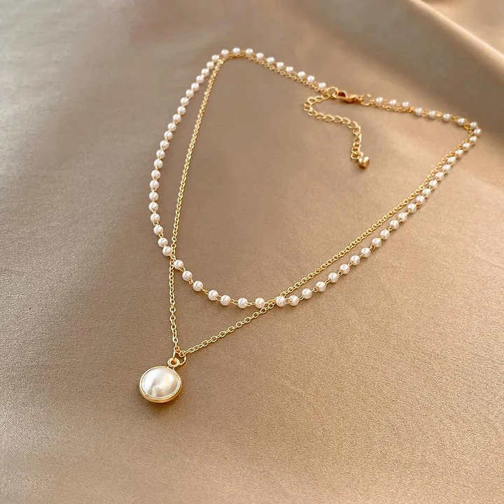 Perles élégantes dans un collier en or