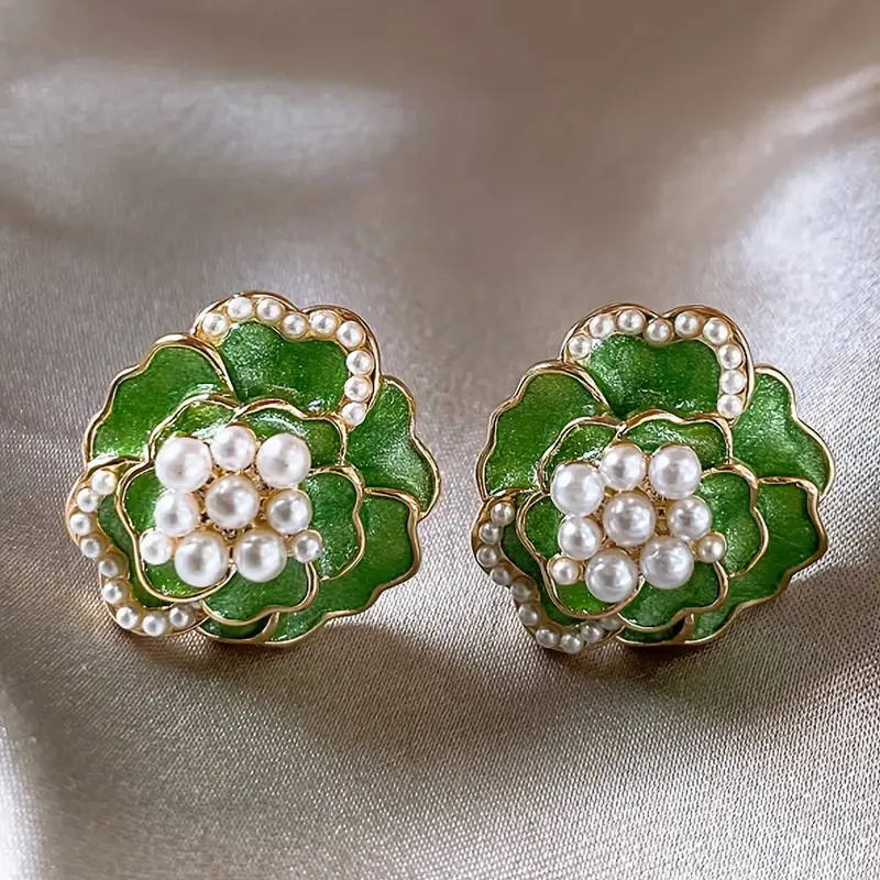 Boucles d'oreilles en émail vert avec perles élégantes
