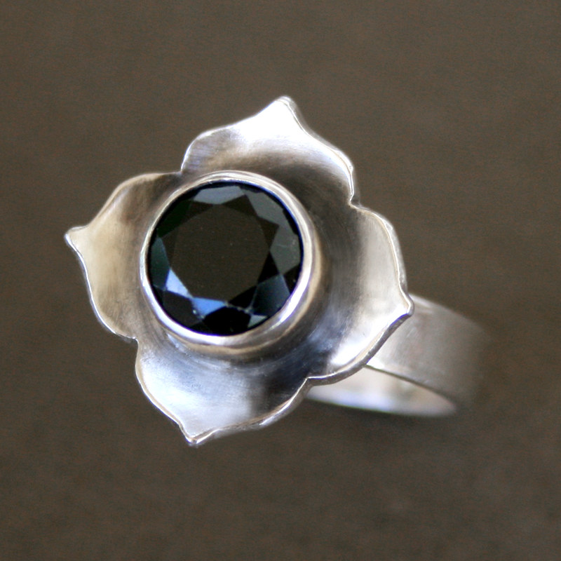 Bague vintage en argent avec fleur et cristal foncé