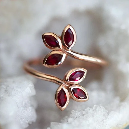 Bague vintage or rose feuille cristal rouge