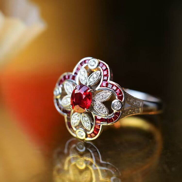 Bague vintage rouge vif en zircone