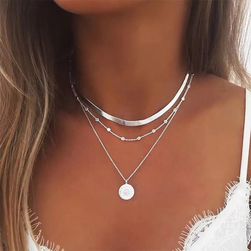 Ensemble de colliers superposés en argent avec ras de cou et pendentif