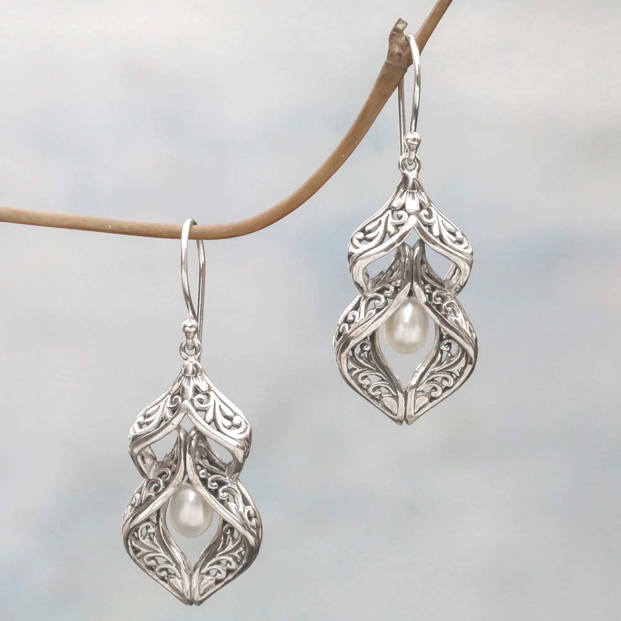 Boucles d'oreilles pendantes vintage en argent avec perles