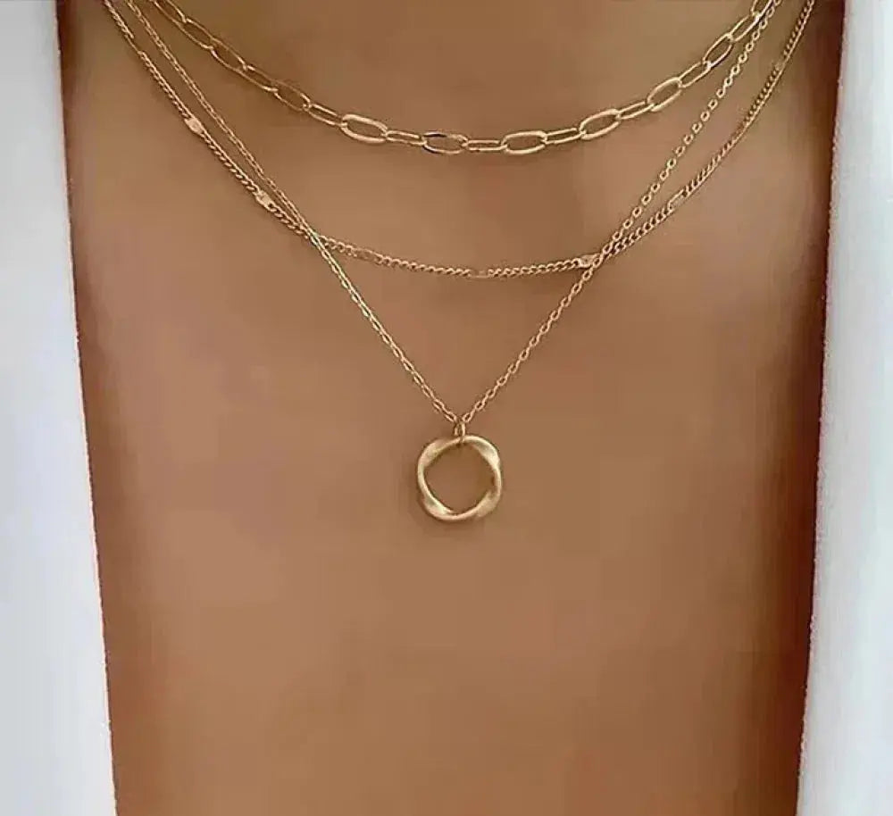 Collier vintage en métal doré à la chaîne et au pendentif