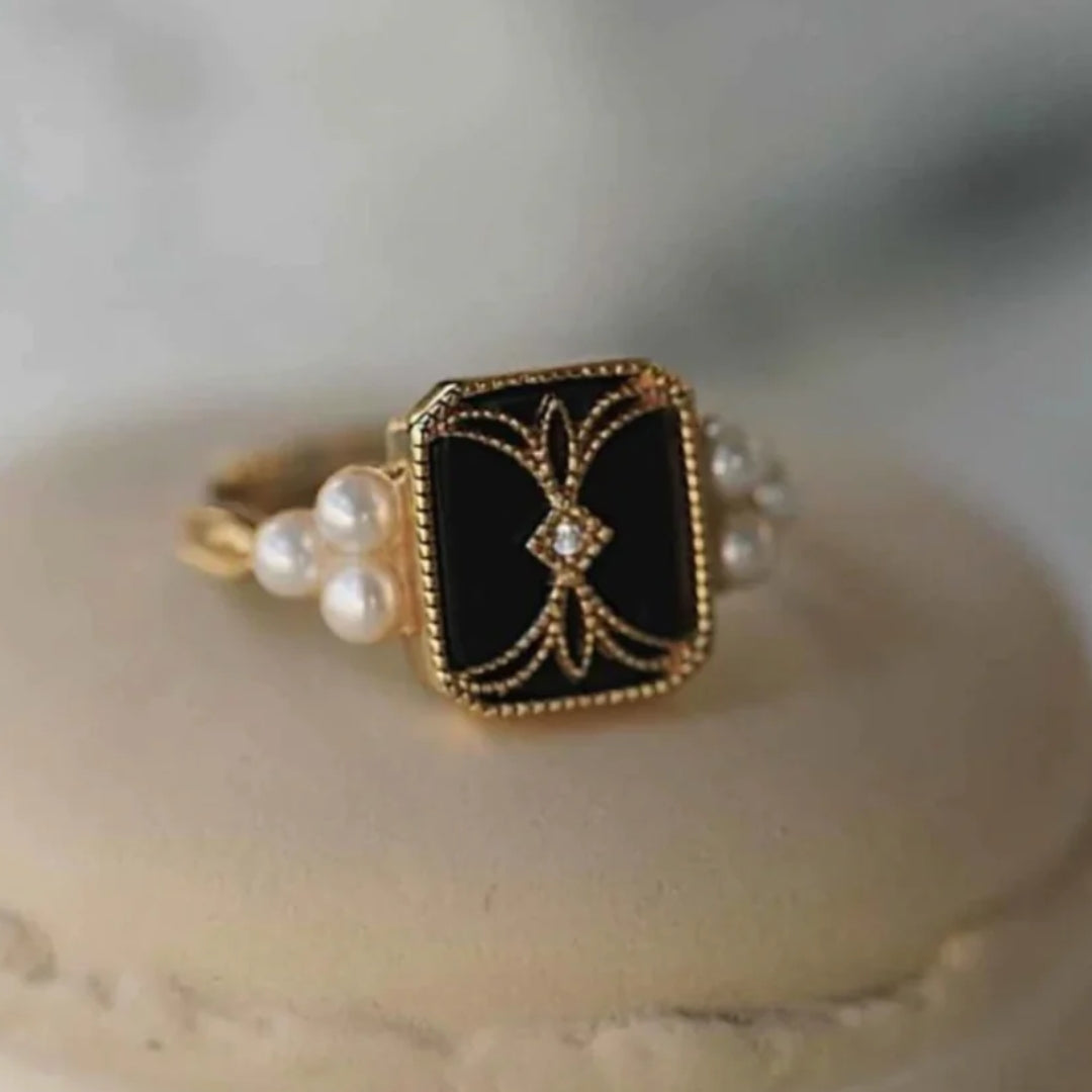 Bague vintage dorée avec perle noire