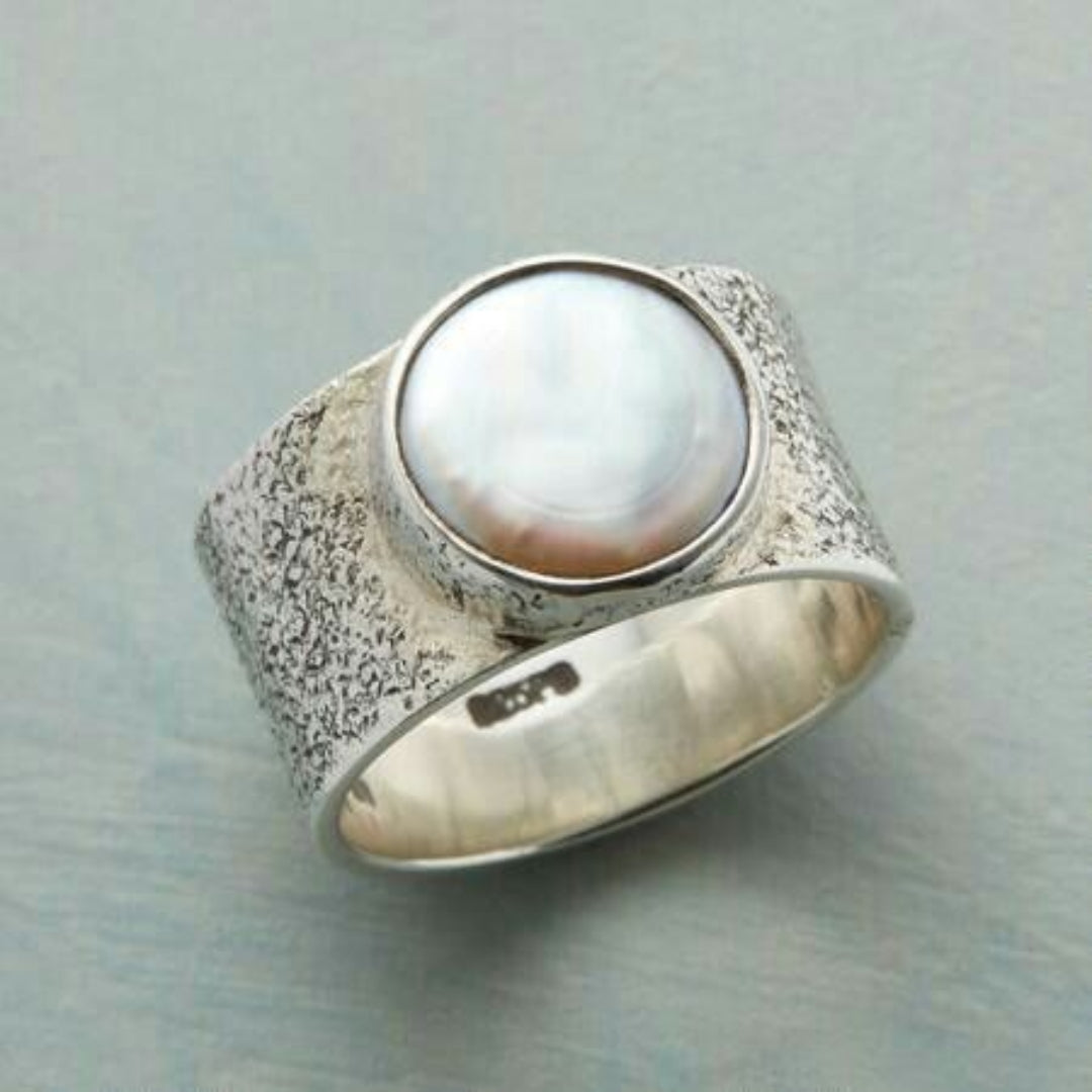 Bague vintage en argent incrustée de perles blanches