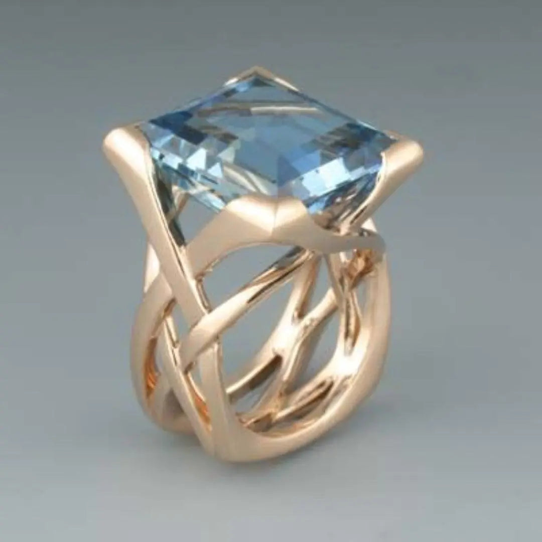 Bague en or rose d'inspiration antique avec zircon bleu
