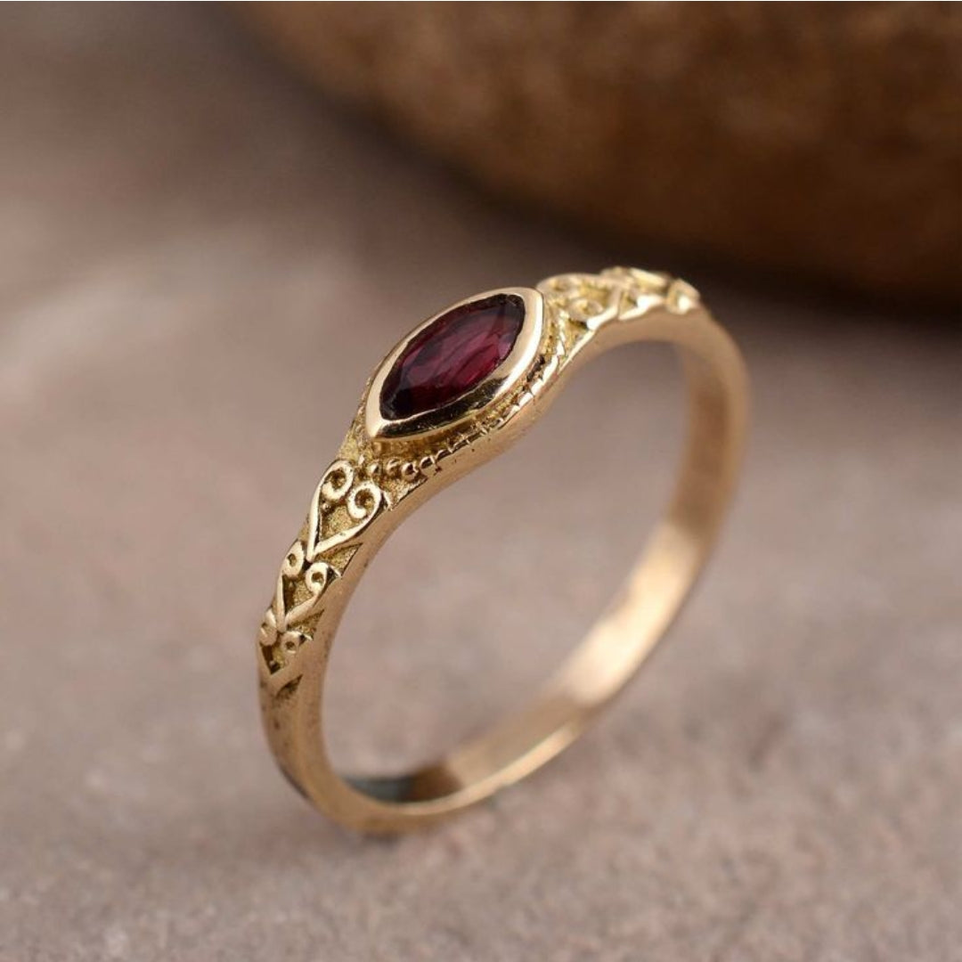 Bague vintage en or avec pierre incrustée rouge