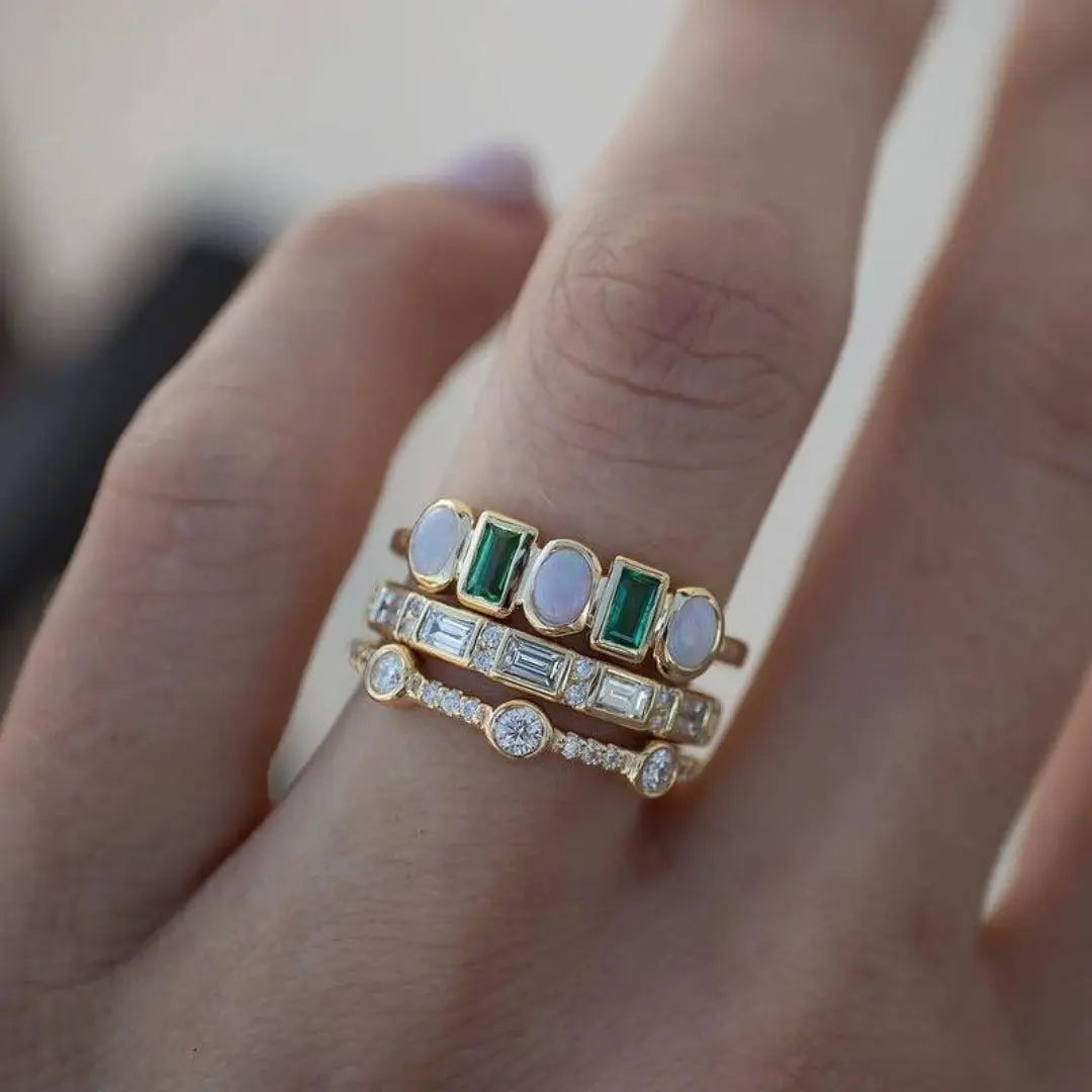 Bagues vintage avec opale blanche et verte