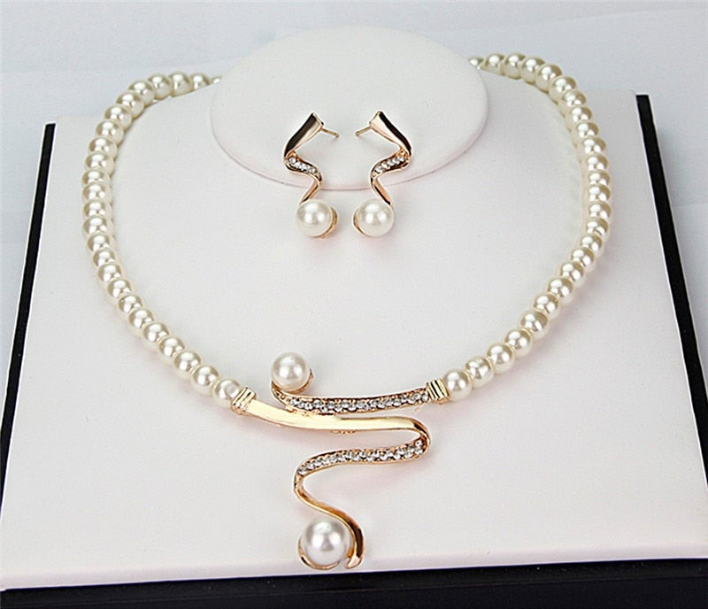 Parure collier et boucles d'oreilles perles naturelles