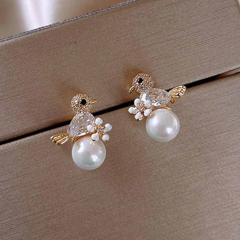 Luxueuses boucles d'oreilles Birdie avec incrustations de zircone cubique et de perles