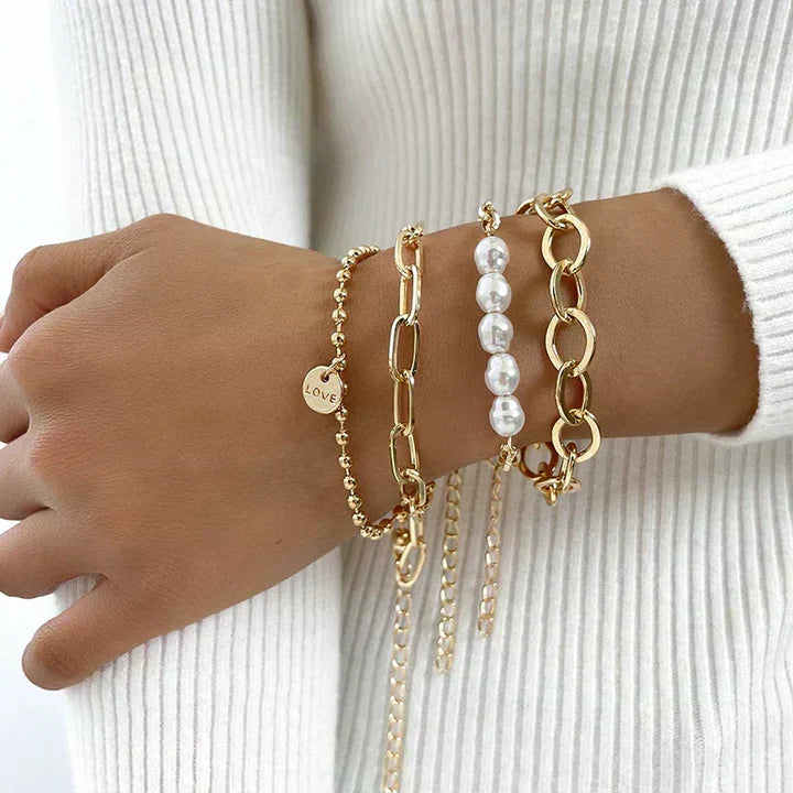 Ravissant bracelet en or orné de perles