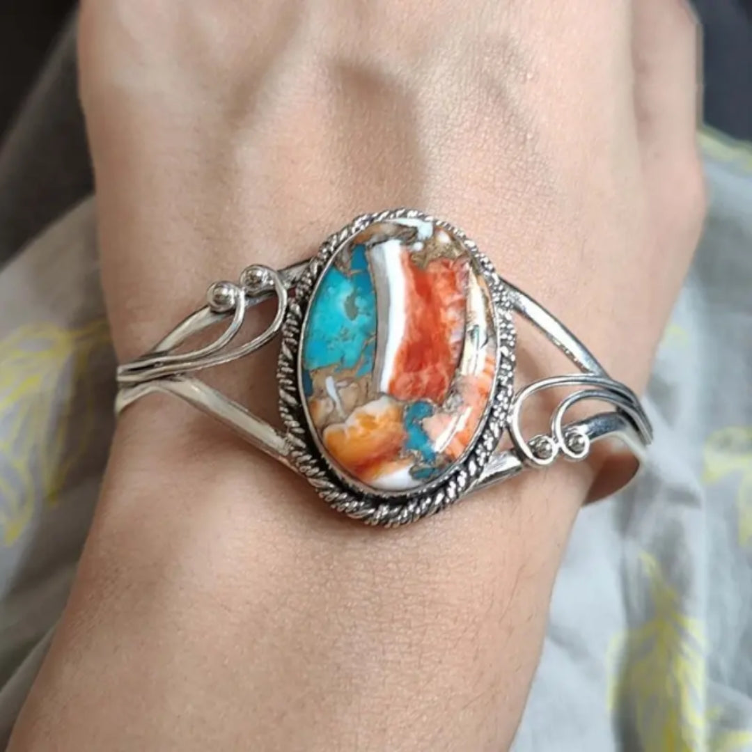 Bracelet avec motif incrusté de gemmes brillantes