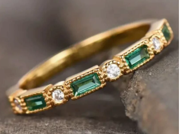 Bague Rose Vintage Incrustée de Zircone Verte