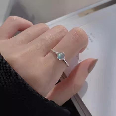 Élégante bague de perles blanches