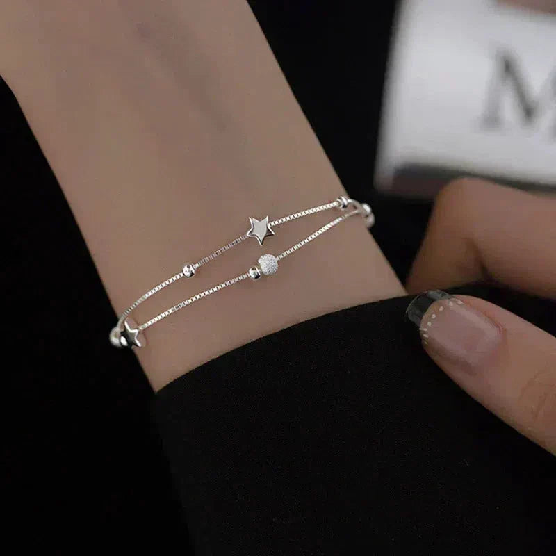 Bracelet argenté avec des étoiles