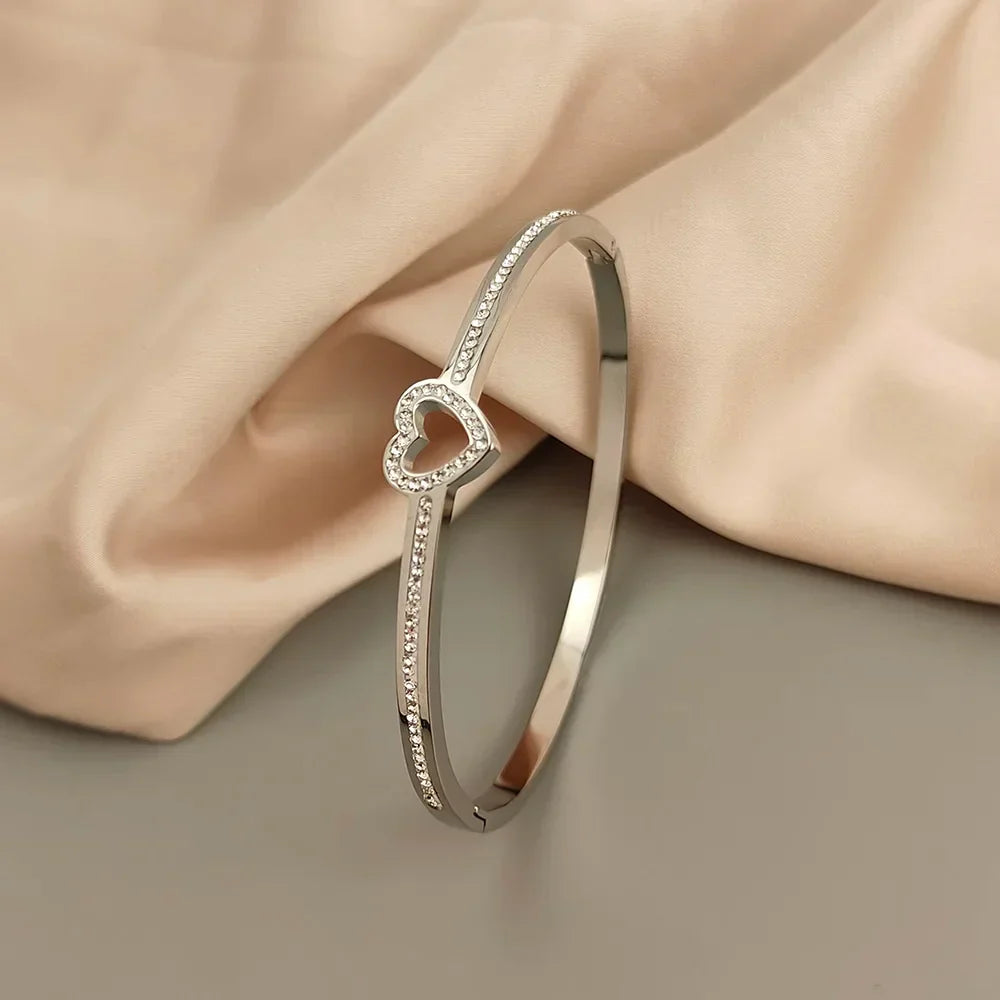 Bracelets joncs chics avec breloques en forme de cœur