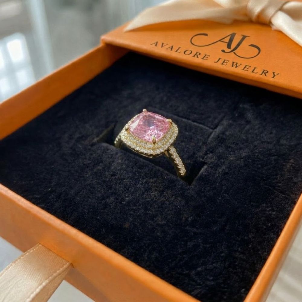 Bague en or saphir rose taille coussin