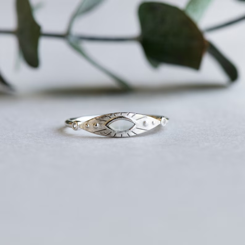 Bague vintage en pierre blanche