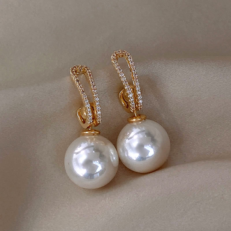 Boucles d'oreilles élégantes en perles avec zircons
