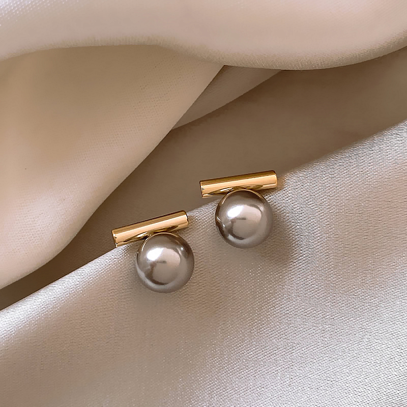 Élégantes boucles d'oreilles perles foncées en or