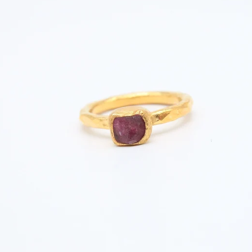 Bague vintage dorée cristal rouge