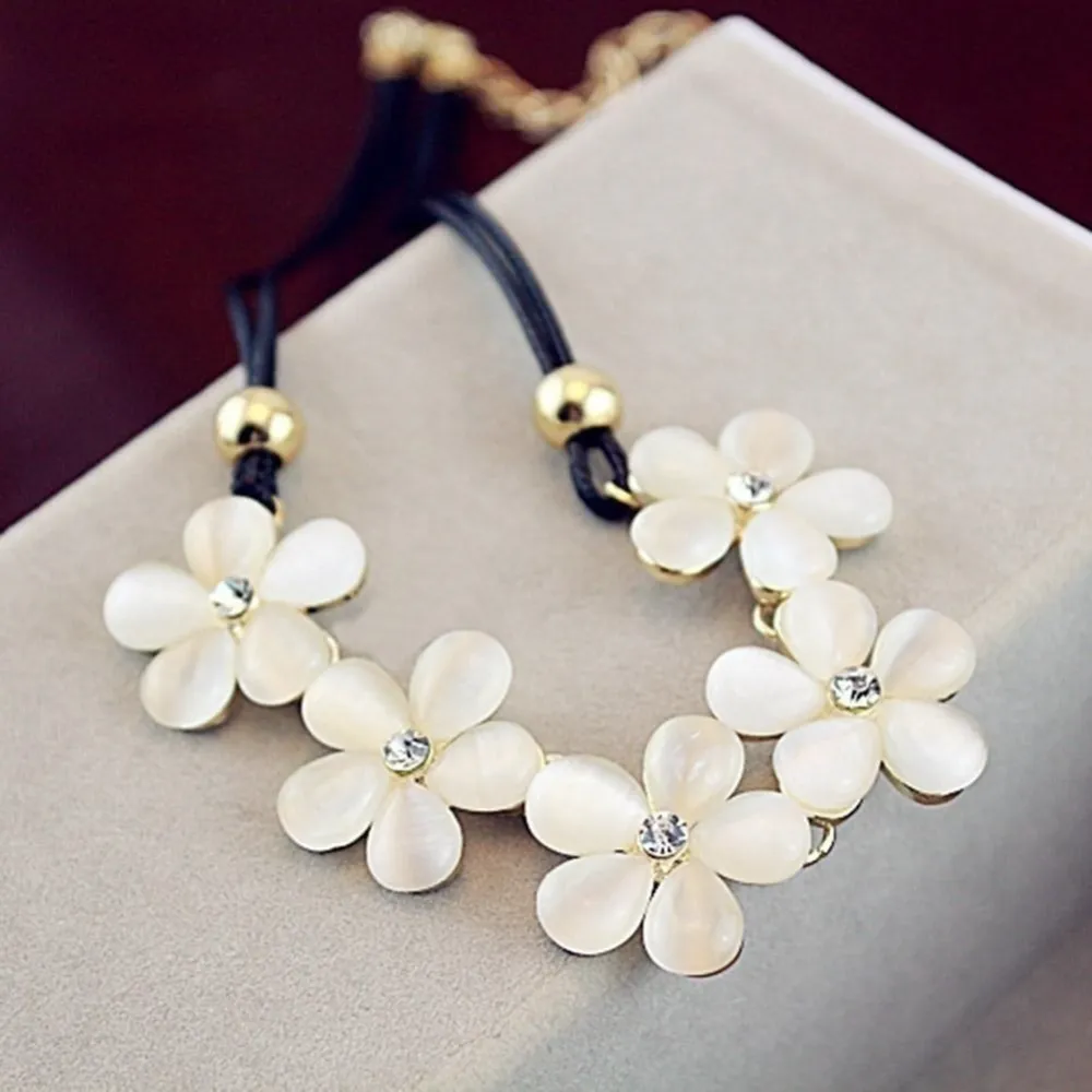 Collier de fleurs blanches vintage