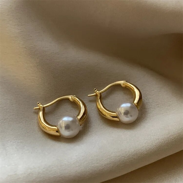 Élégantes boucles d'oreilles perle dorée
