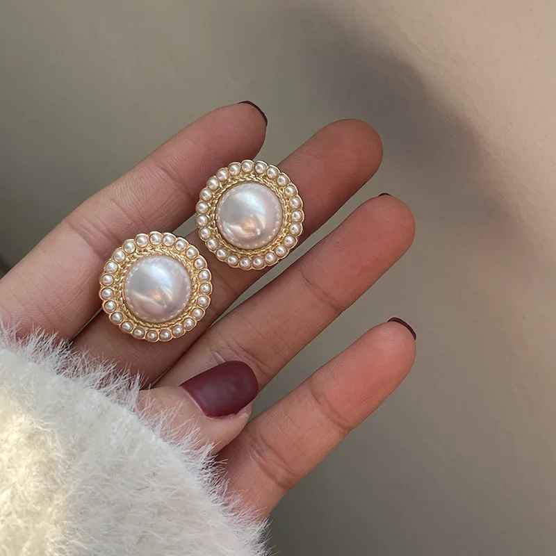 Élégantes boucles d'oreilles en perles brillantes