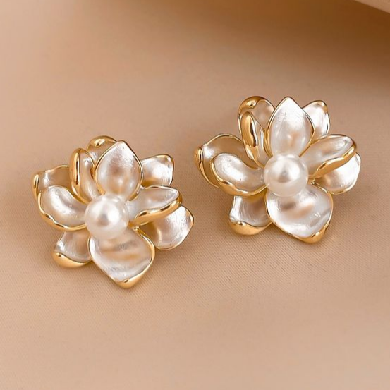 Boucles d'oreilles élégantes en émail blanc, fleur et perles