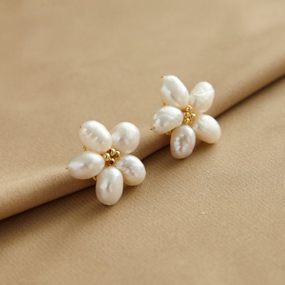 Élégantes Boucles d'Oreilles Perle Pétale Blanc