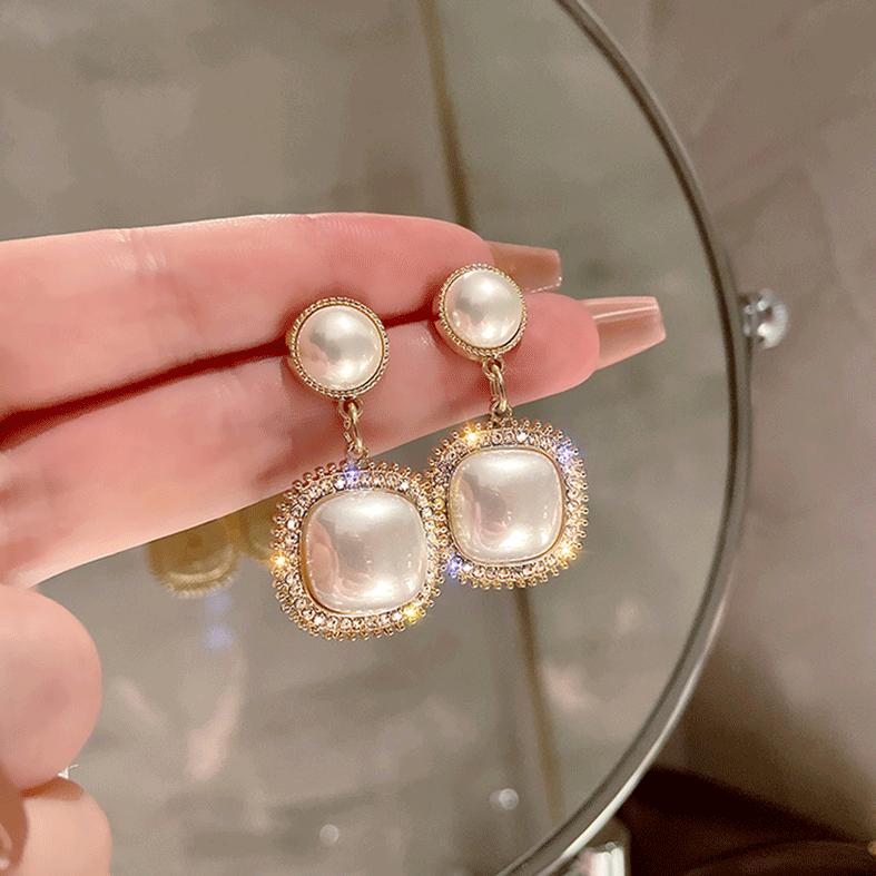 Élégantes boucles d'oreilles carrées en perles lumineuses