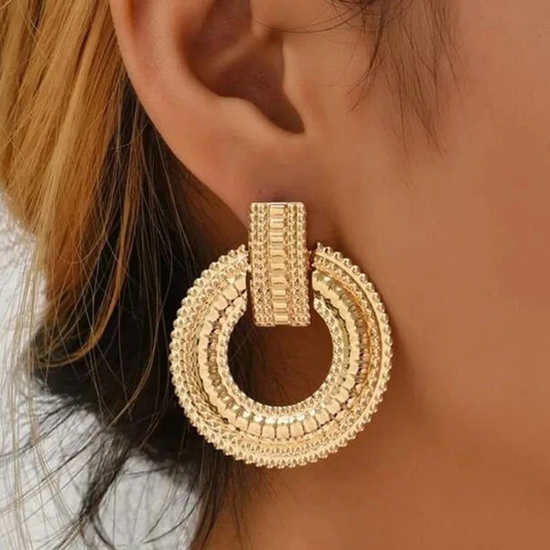 Boucles d'oreilles élégantes en forme de mandala doré ajouré