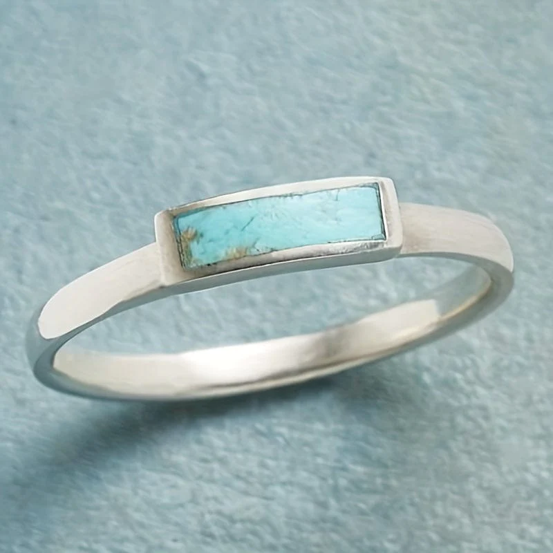 Bague vintage incrustée de pierre bleue