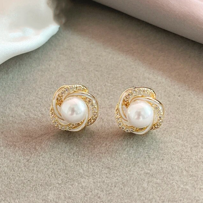 Boucles d'oreilles spirales élégantes en or, zircone et perle