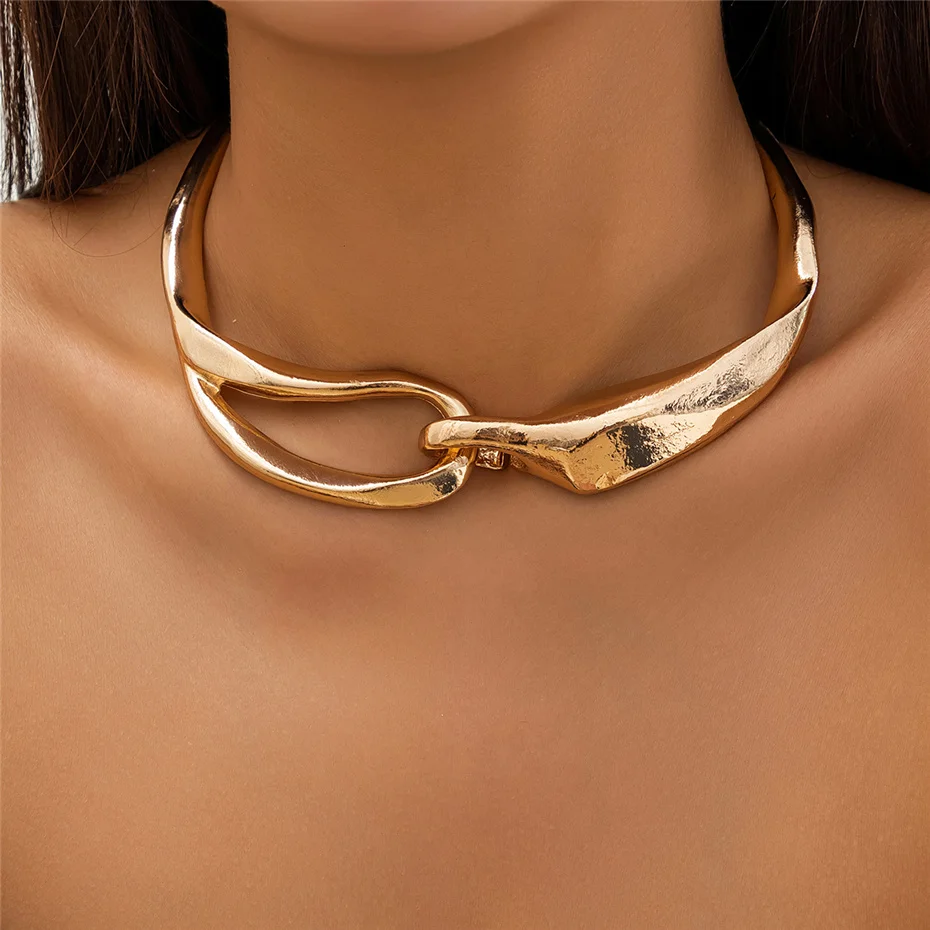 Collier ras de cou chaîne en or texturé audacieux
