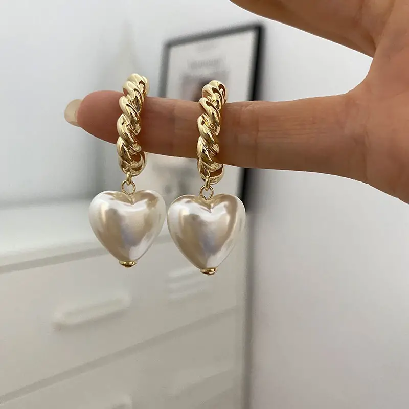 Élégantes boucles d'oreilles cœur en perle